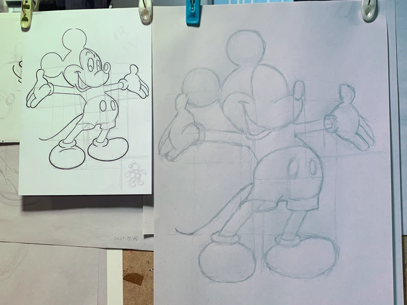 기본기 수업에서 스머프 캐릭터로 형태와 비율을 연습하는 스케치 장면