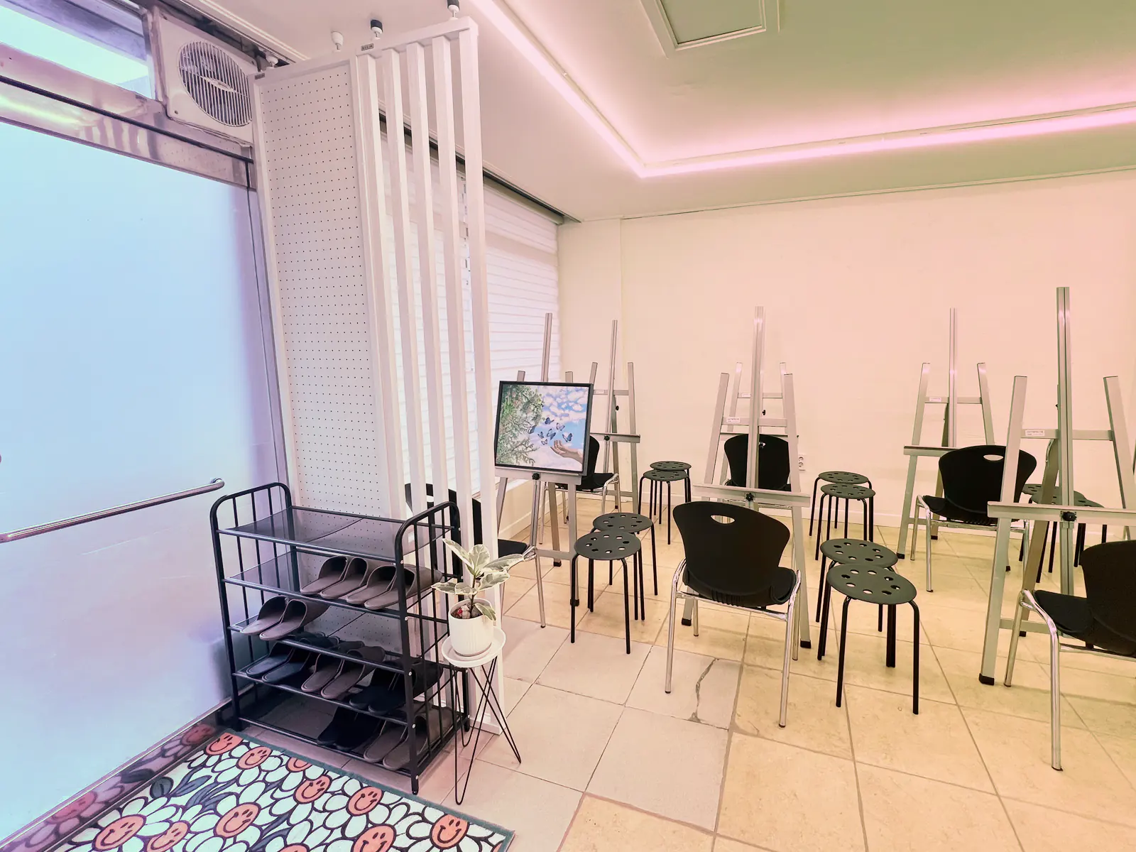 창원 성인 취미미술 색온도 화실 방문 상담 안내 사진, 예약 후 공간과 작품을 직접 둘러보는 모습